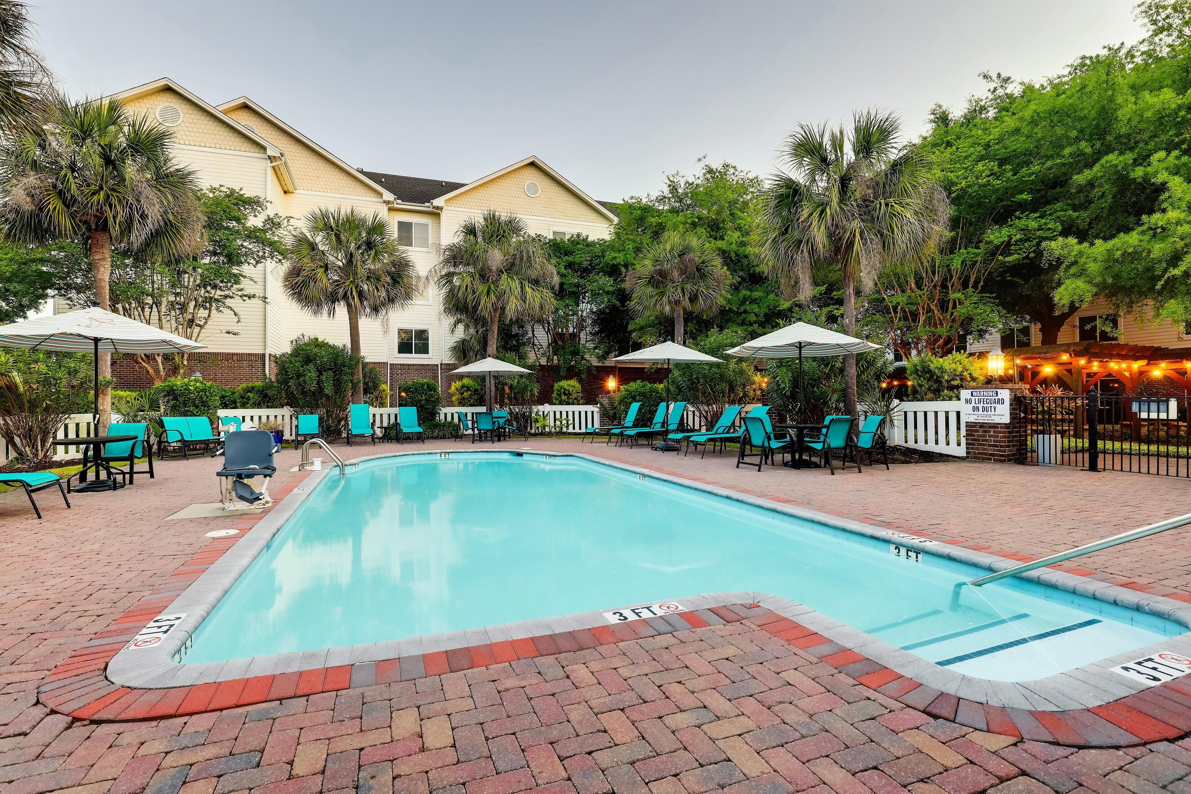 Kolam renang outdoor, dengan payung kolam renang dan kursi berjemur