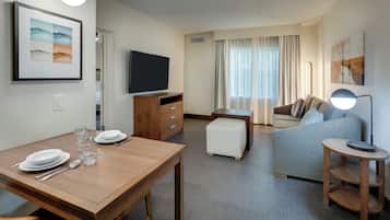 Suite, 1 Schlafzimmer, Nichtraucher | Wohnbereich | 32-Zoll-Flachbildfernseher mit Kabelempfang, Fernseher