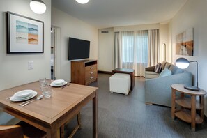 Suite, 1 habitación, no fumadores | Zona de estar | Televisión de pantalla plana de 32 pulgadas con canales por cable