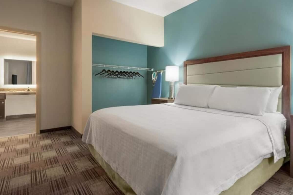 Ropa de cama de alta calidad y escritorio