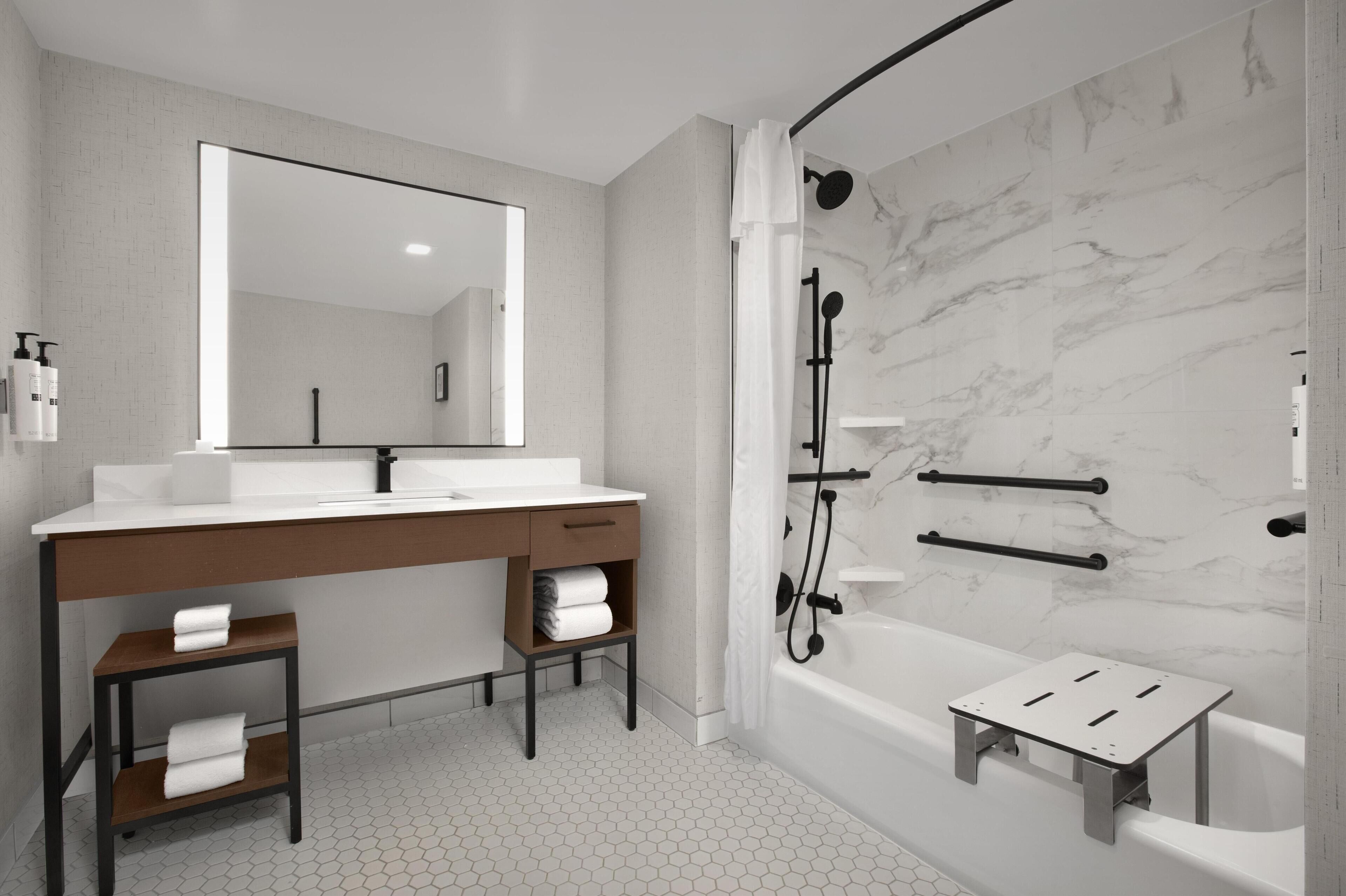 Ensemble douche/baignoire, articles de toilette gratuits, sèche-cheveux