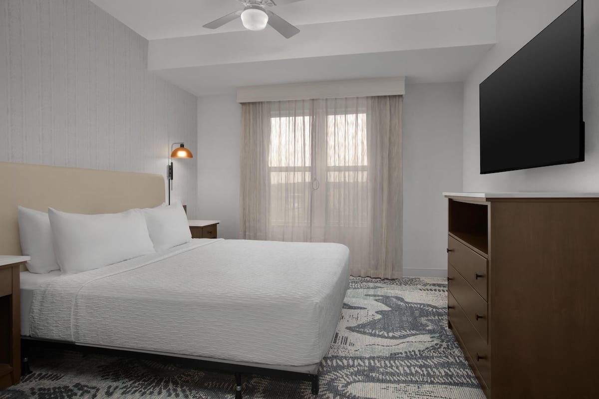 1 bedroom, Egyptian cotton sheets, premium bedding, down comforters