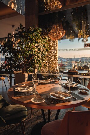 Serveert ontbijt, lunch, Mediterrane gerechten, uitzicht op het zwembad 