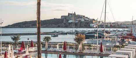 Innenpool, Außenpool (je nach Saison geöffnet), Sonnenschirme