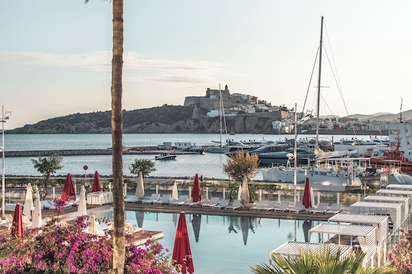 Piscina interna, piscina externa sazonal, guarda-sóis, espreguiçadeiras