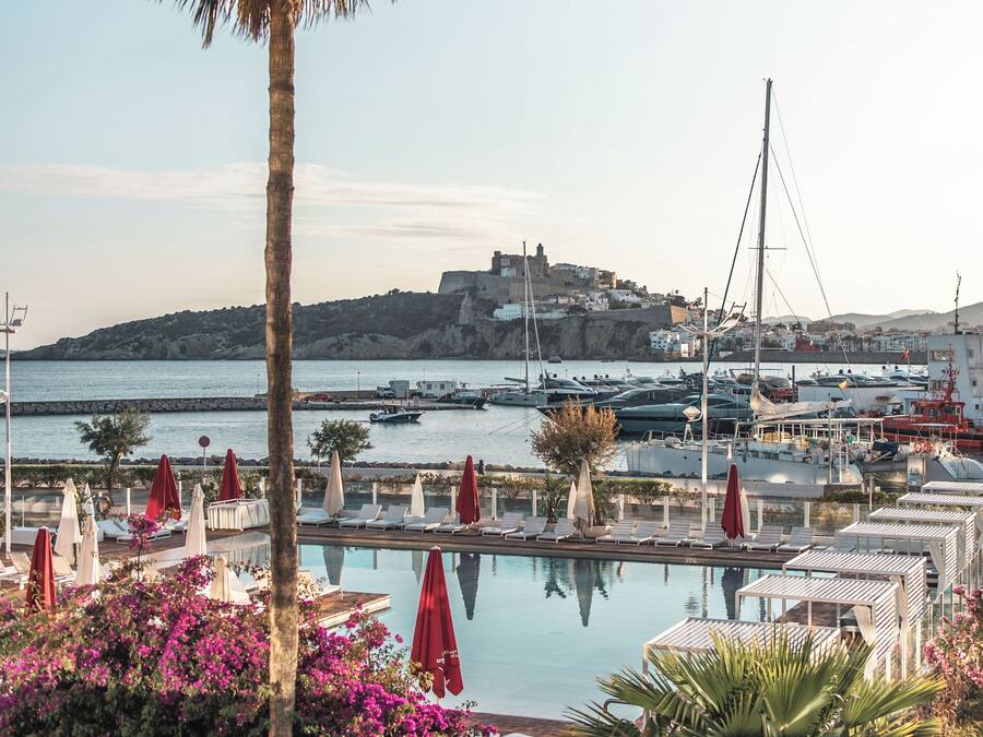 Innendørsbasseng, sesongbasert utendørsbasseng og bassengparasoller