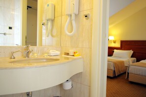 Dusche, kostenlose Toilettenartikel, Haartrockner