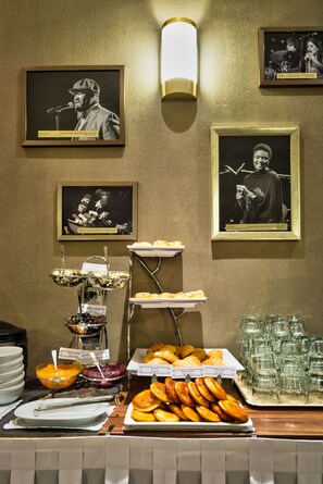 Morgenmadsbuffet hver dag (18 EUR pr. person)