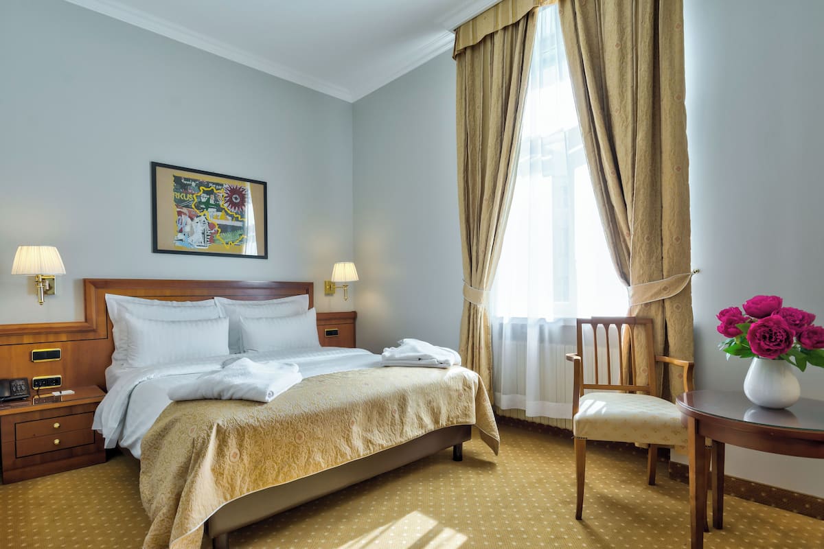 Superior Double Room | Peti besi dalam bilik, meja, seterika/papan seterika, Wi-fi percuma