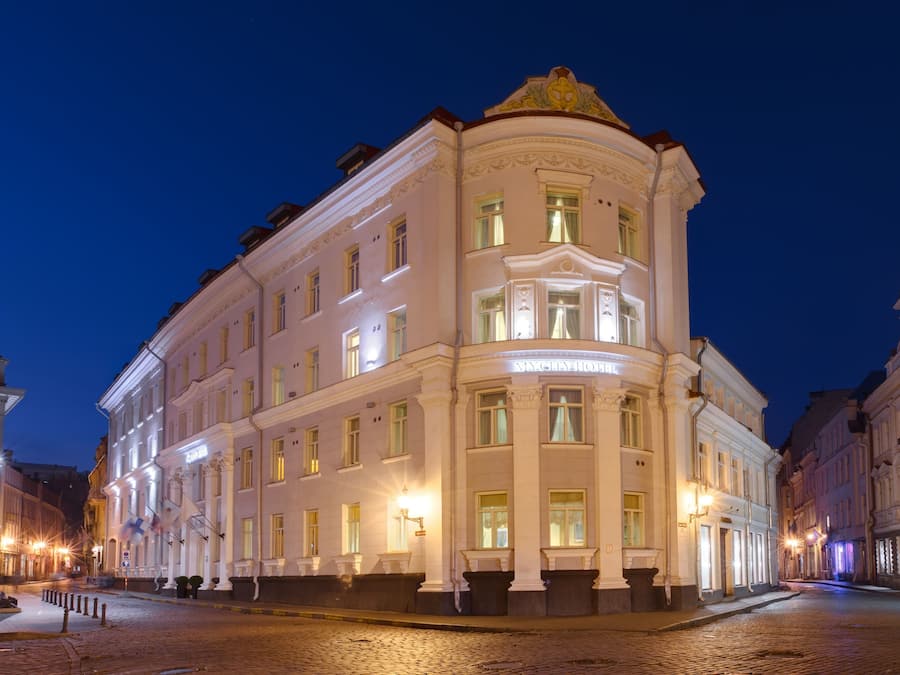 Fachada de la propiedad por la tarde o noche