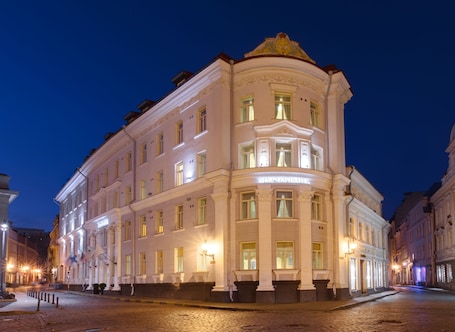 Fachada de la propiedad por la tarde o noche. My City Hotel