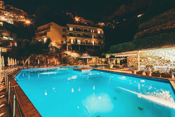 Seasonal outdoor pool, pool umbrellas