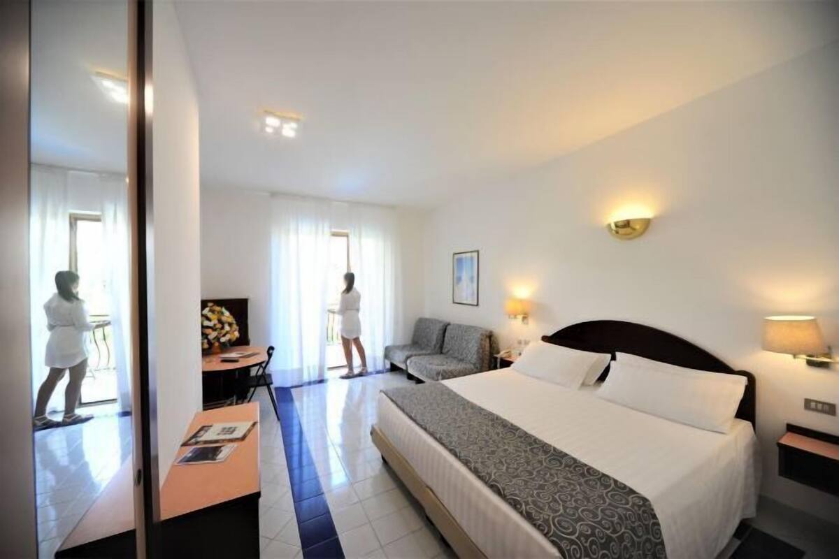 Minibar, caixa forta a l'habitació, escriptori i roba de llit