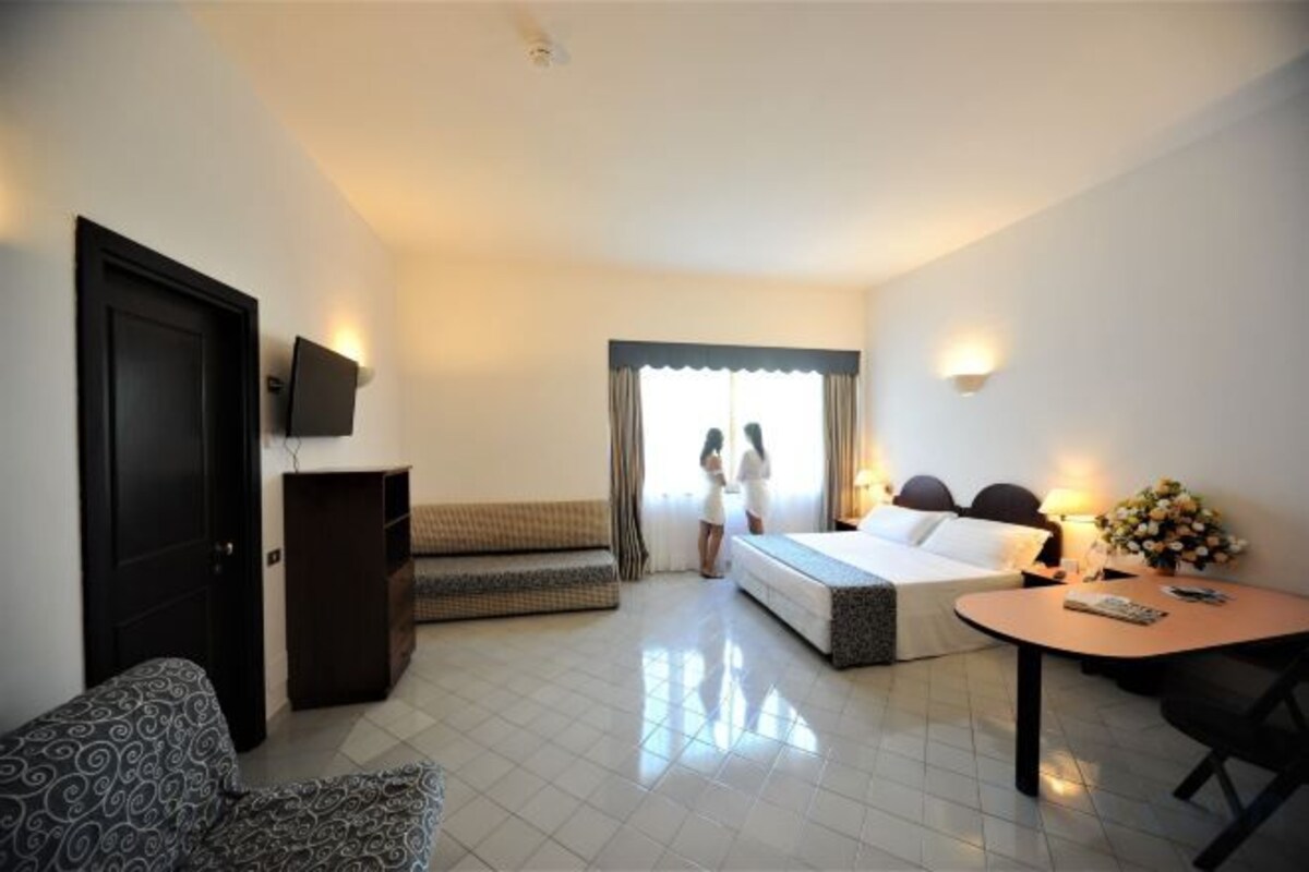 Minibar, in-room safe, desk, bed sheets