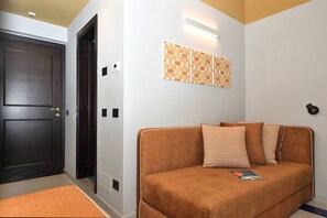 Habitación Deluxe, 1 habitación, no fumadores, vistas al mar | 1 dormitorio, minibar, caja fuerte y escritorio