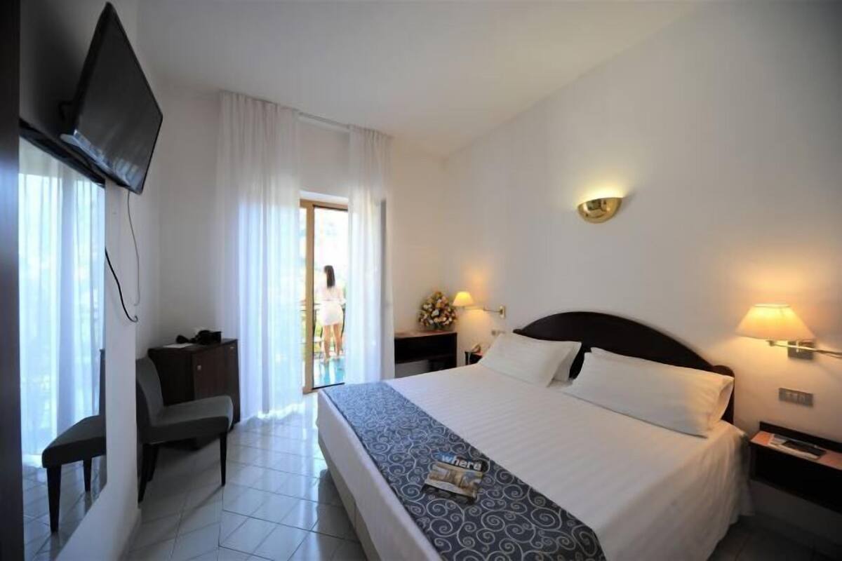 Minibar, caixa forta a l'habitació, escriptori i roba de llit