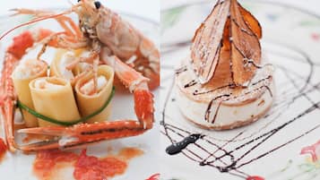 Un langostino con la concha enrollada y un postre en un plato.