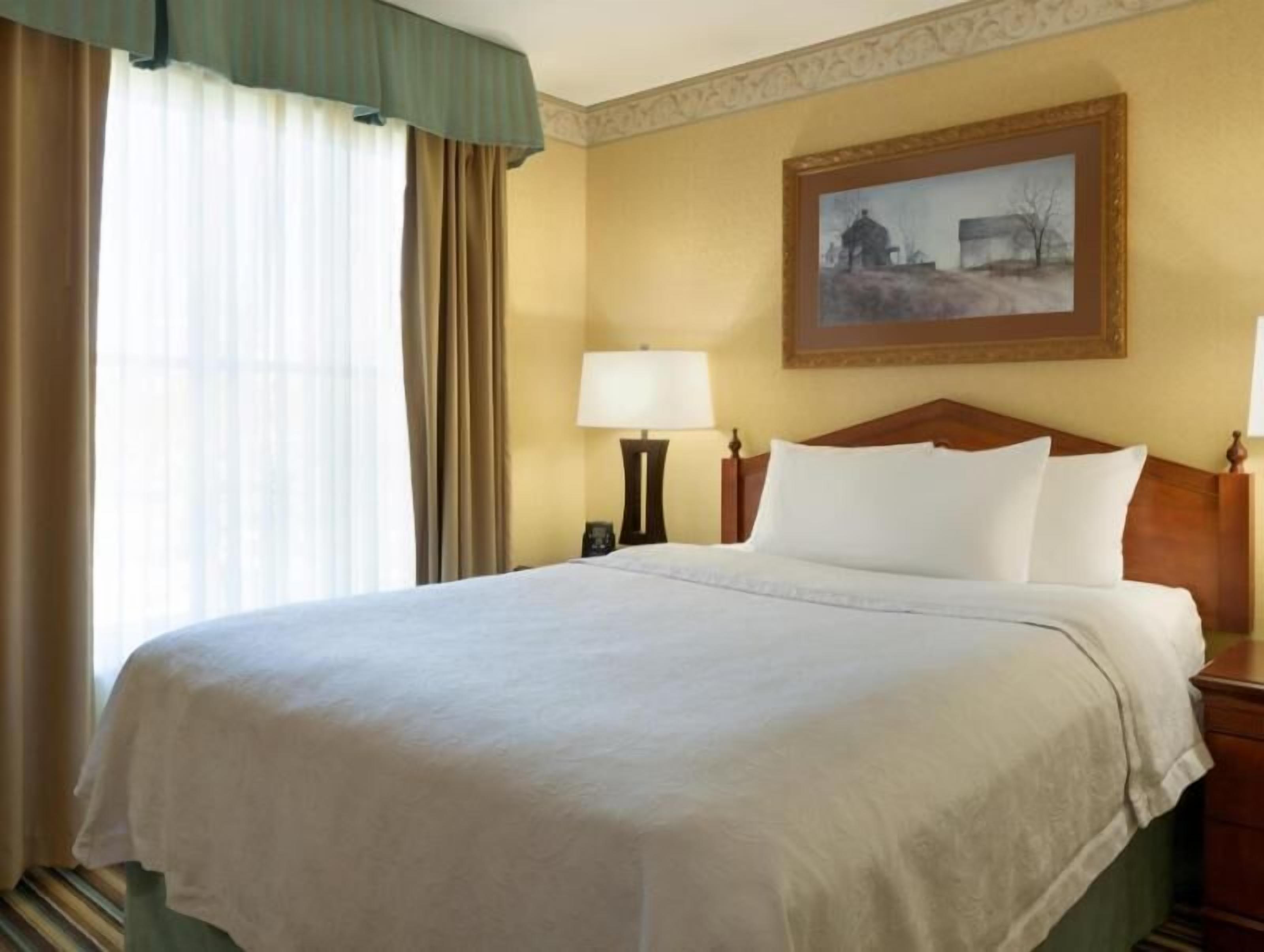 Caja fuerte, escritorio, espacio para trabajar con un portátil