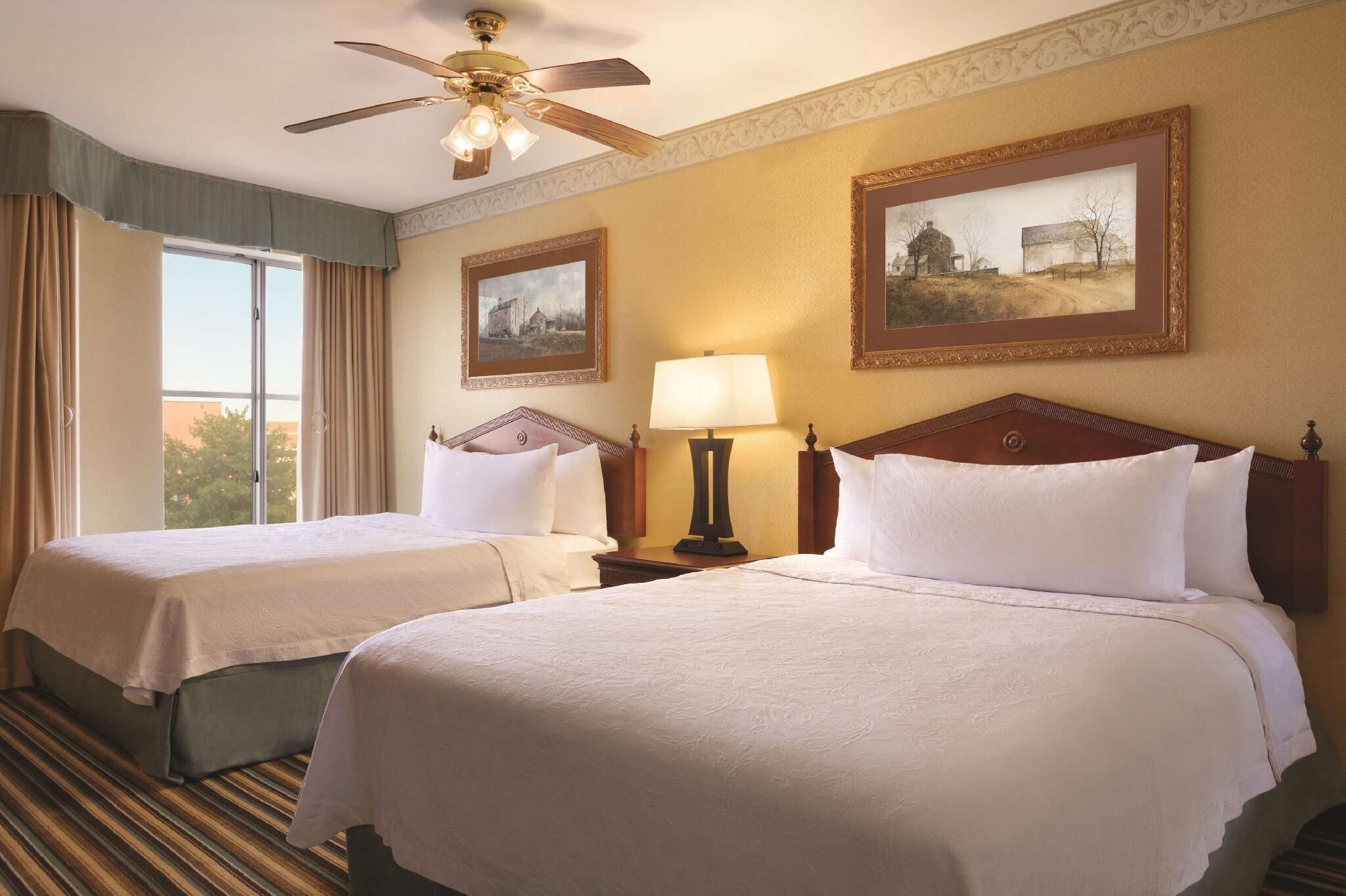 Caja fuerte, escritorio, espacio para trabajar con un portátil