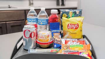 Una bandeja con bocadillos, bebidas y una bolsa de papas Lay's Classic.