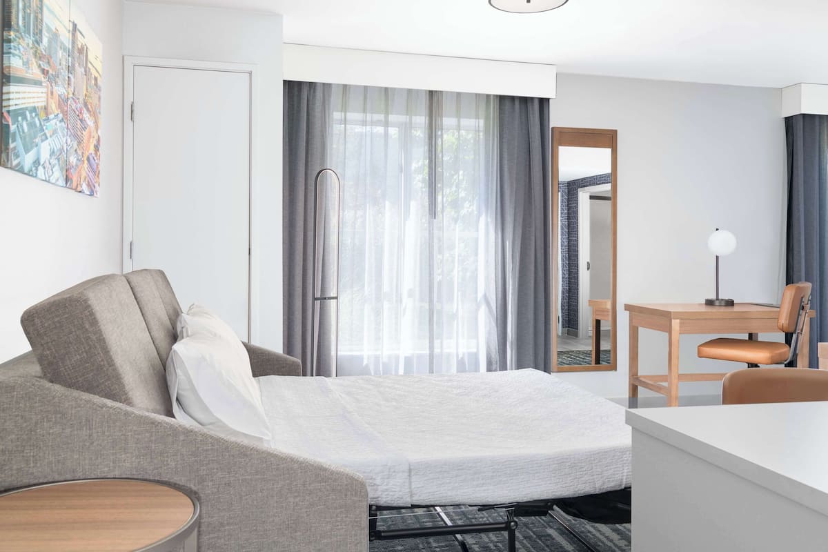 Suite estudio, 1 cama Queen size, para no fumadores | Caja de seguridad en la habitación y escritorio