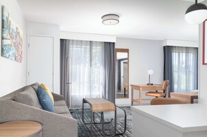 开间套房, 1 张大床, 无烟房 | 起居区 | 27-英寸电视（配备有线频道）