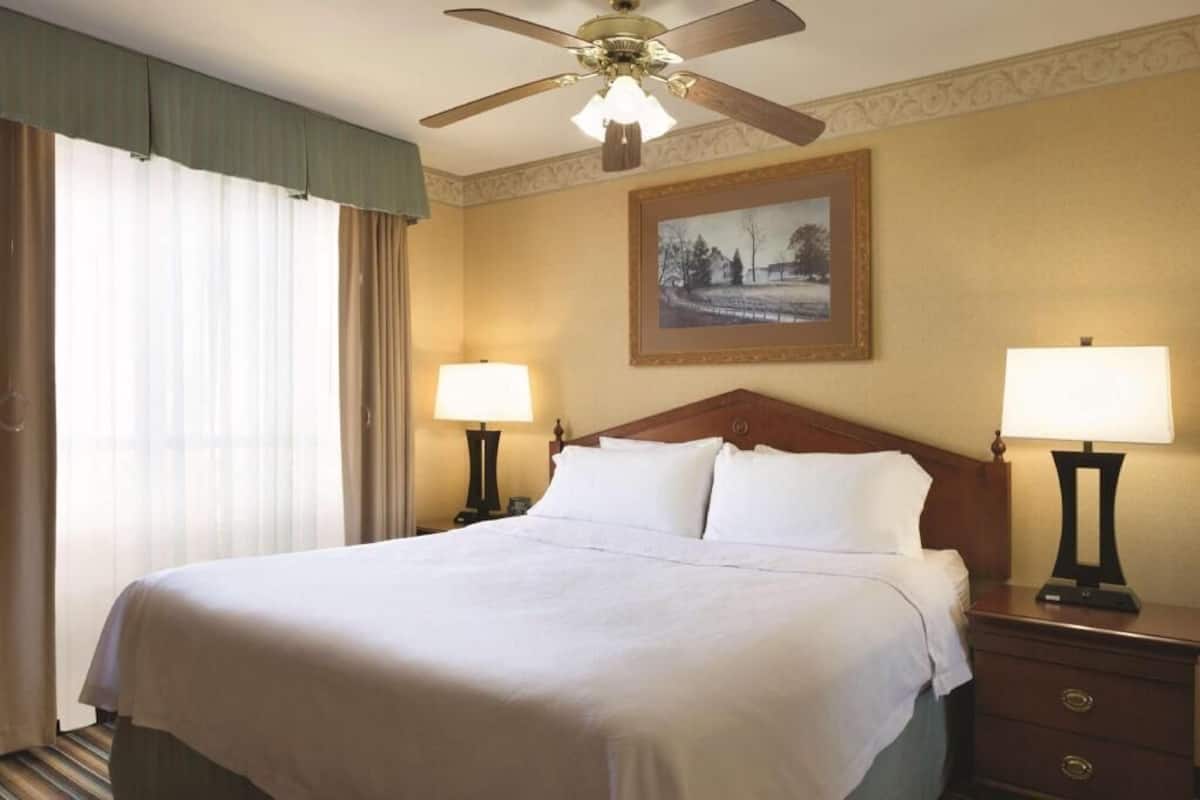 Caja fuerte, escritorio, espacio para trabajar con un portátil