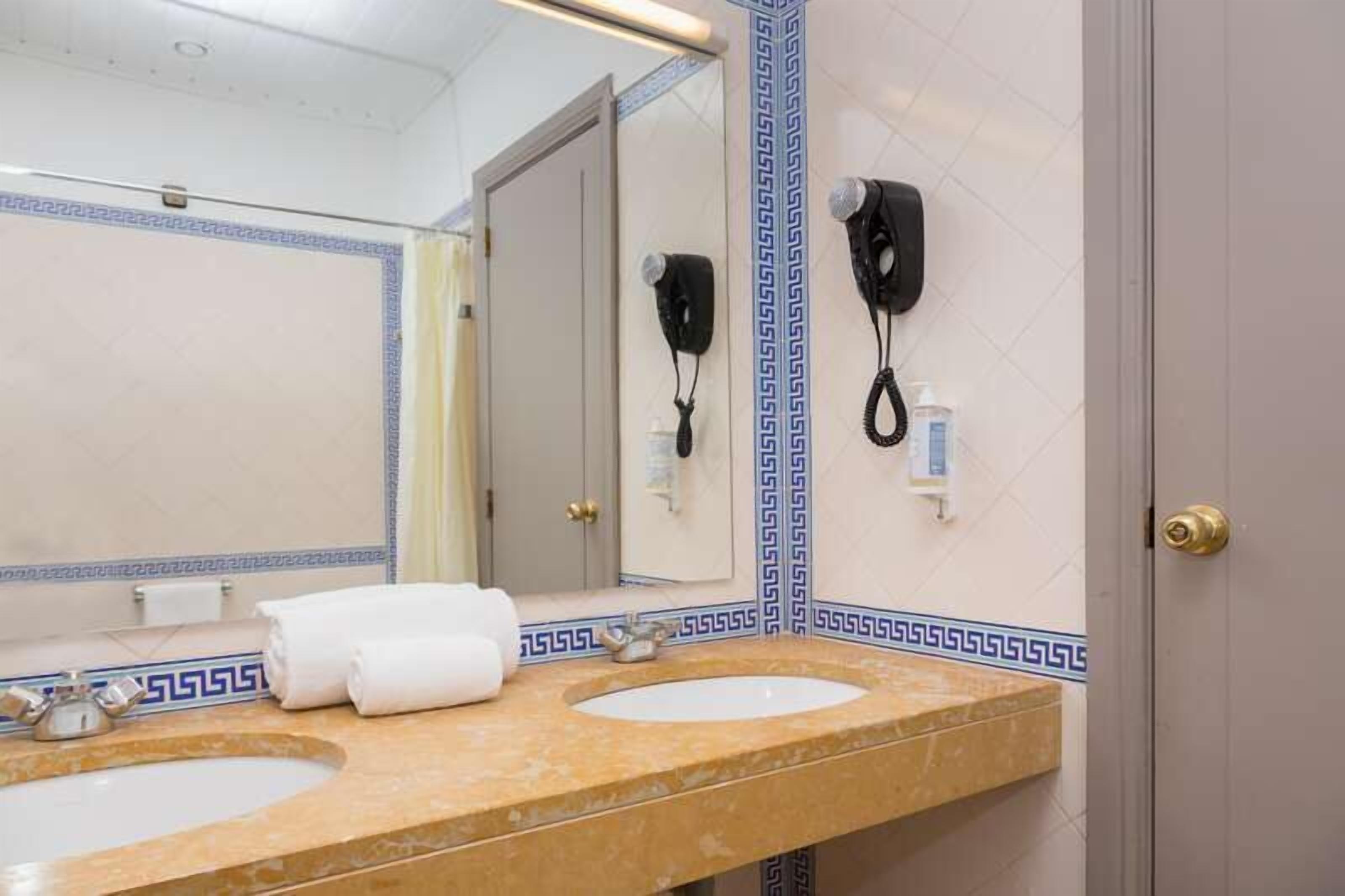 standard double room | bathroom | free toiletries, hair dryer, towels