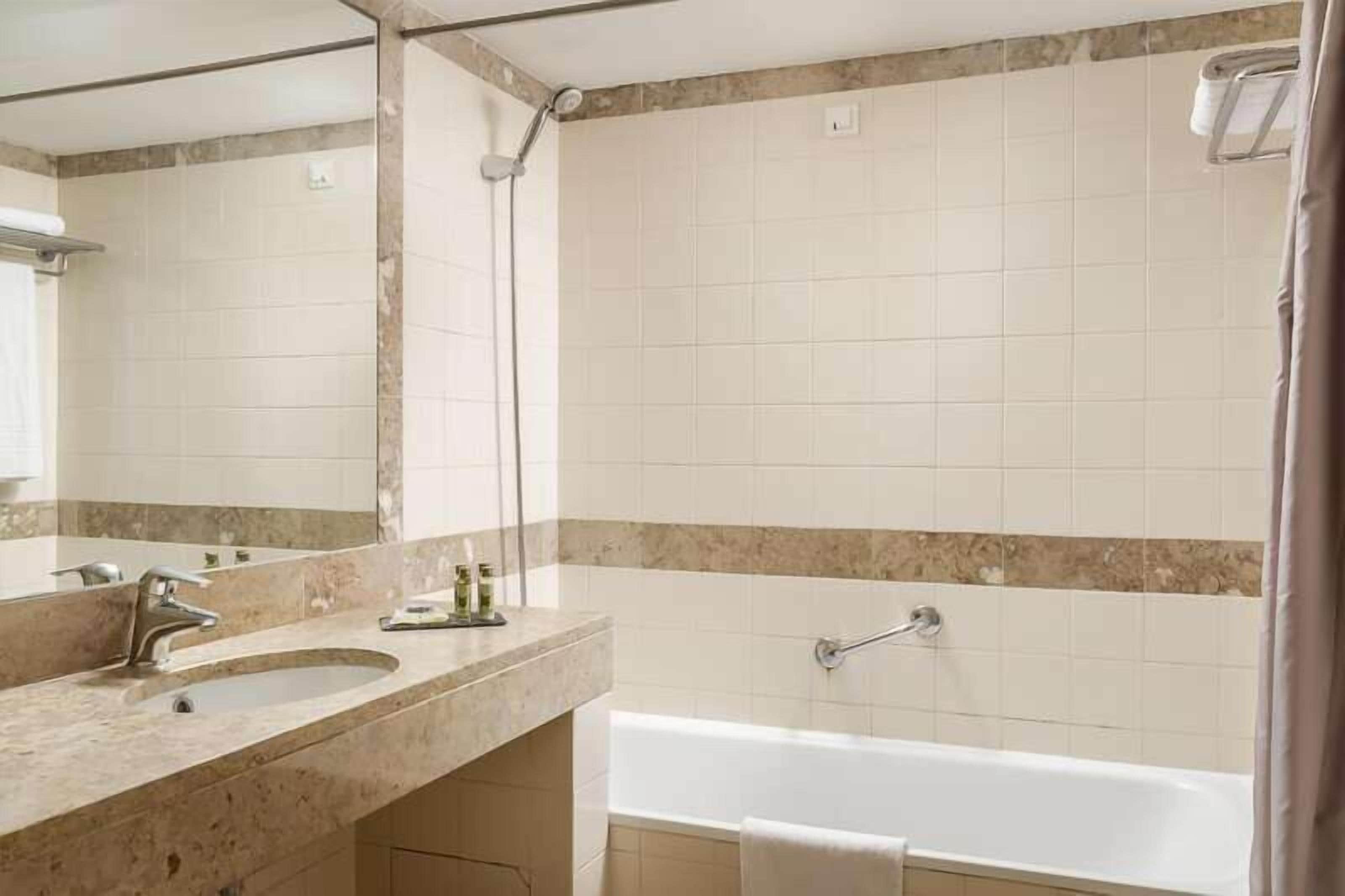 standard suite | bathroom | free toiletries, hair dryer, towels