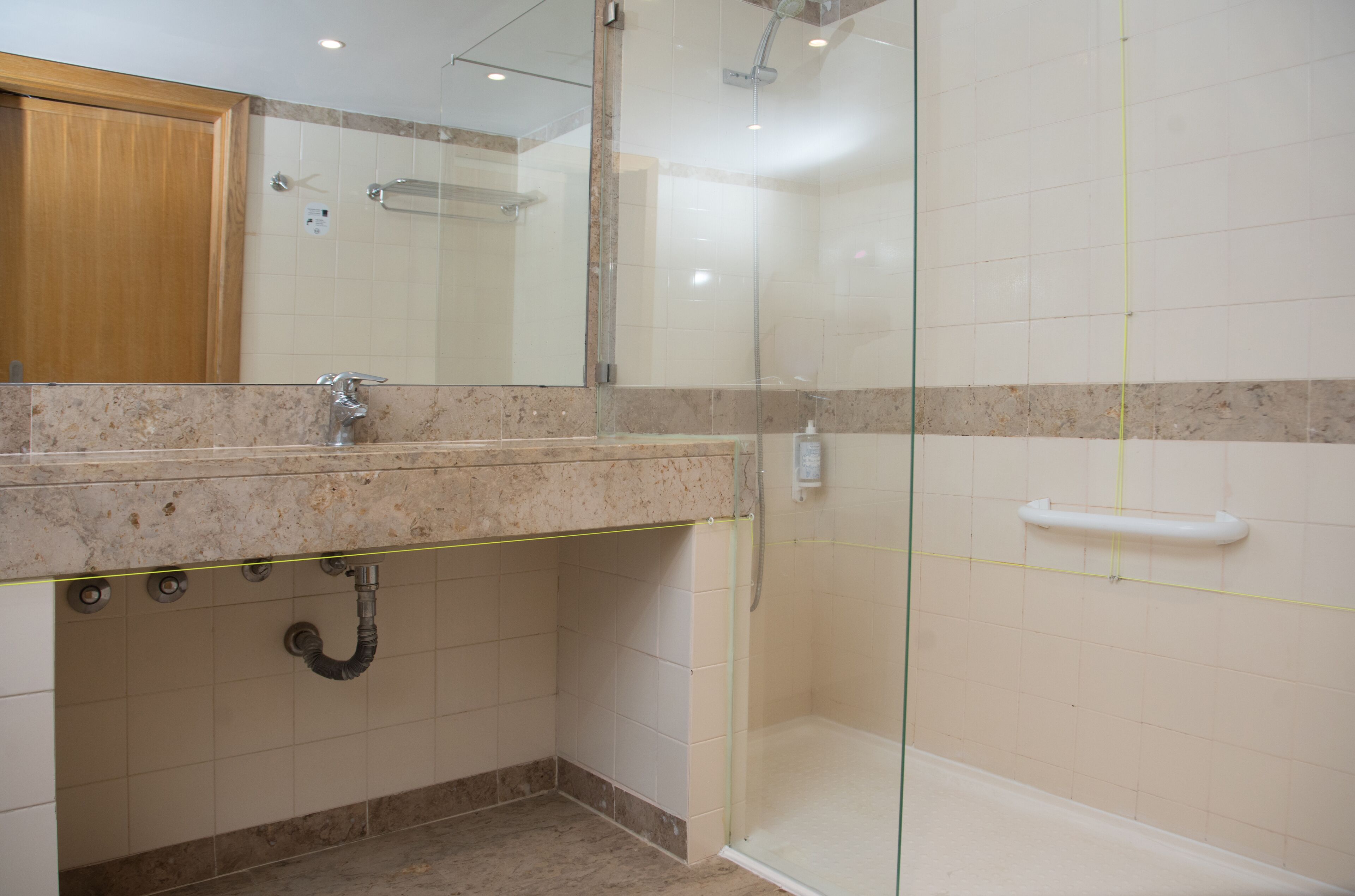 standard triple room | bathroom | free toiletries, hair dryer, towels