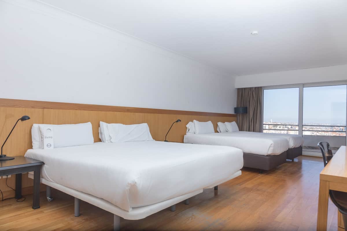 1 dormitorio, minibar, caja fuerte y escritorio