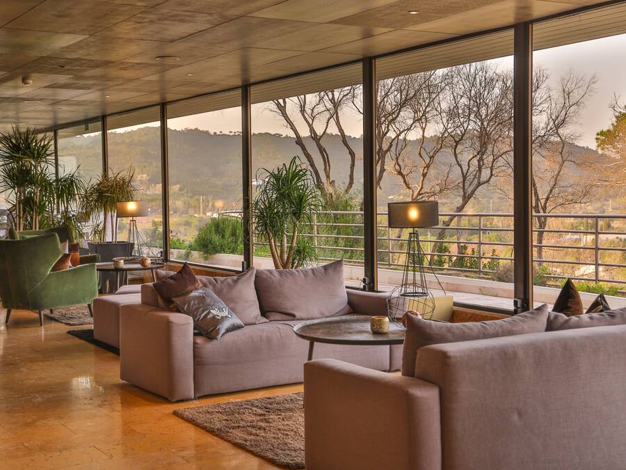 Daily buffet breakfast (EUR 11.50 per person)