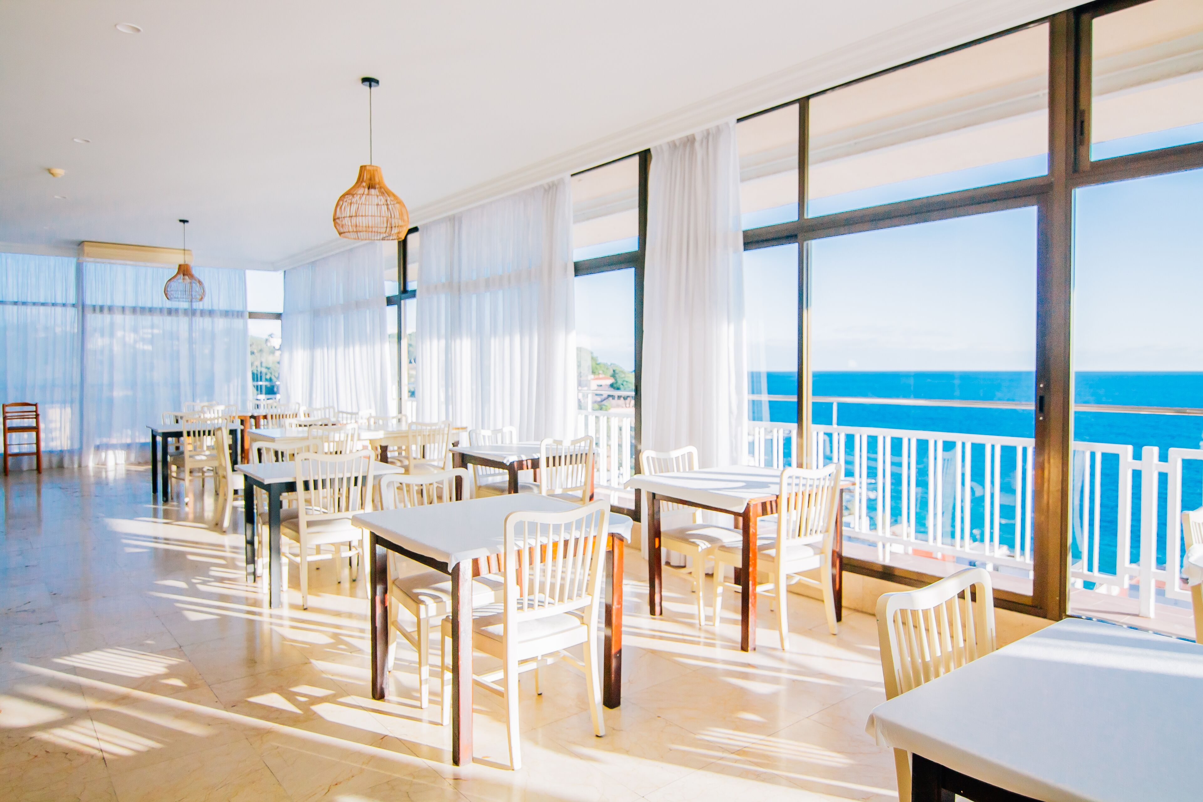 breakfast, lunch, dinner served; international cuisine