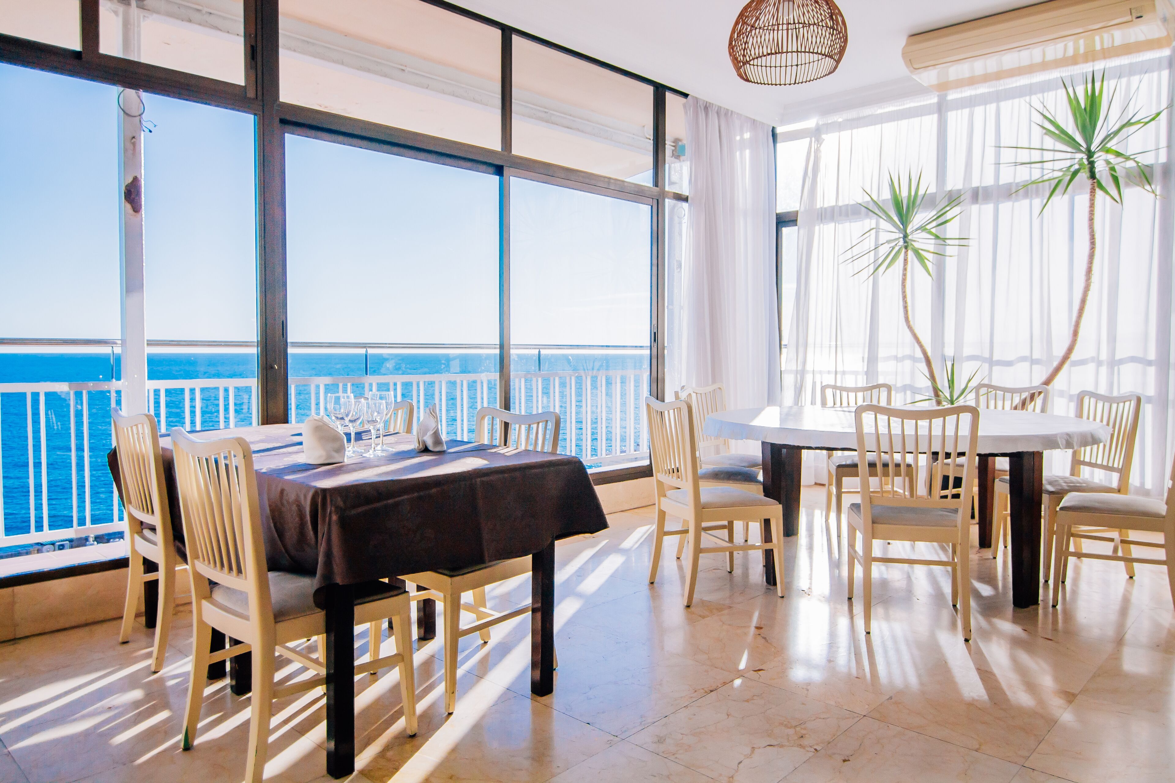 breakfast, lunch, dinner served; international cuisine