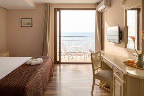 Junior suite, uitzicht op zee | Uitzicht op strand/zee