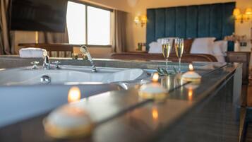 Panorama kamer, uitzicht op zee | Een bureau, verduisterende gordijnen, een strijkplank/strijkijzer