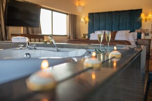 Panorama kamer, uitzicht op zee | Een bureau, verduisterende gordijnen, een strijkplank/strijkijzer