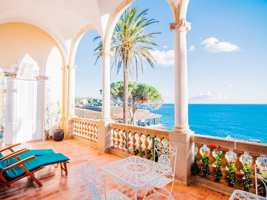 Escritorio, cortinas blackout y tabla de planchar con plancha