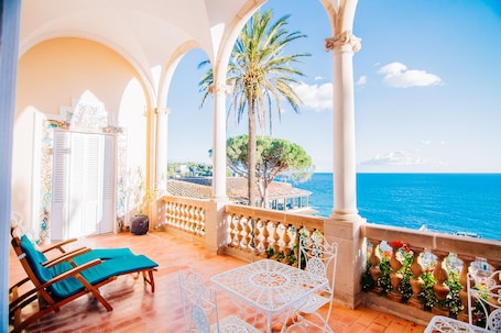 Suite Royal, 2 habitaciones, bañera de hidromasaje, vistas al mar | Escritorio, cortinas opacas, tabla de planchar con plancha y wifi gratis. Hotel Roger de Flor Seleqtta