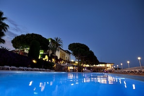 Outdoor pool, pool umbrellas, sun loungers