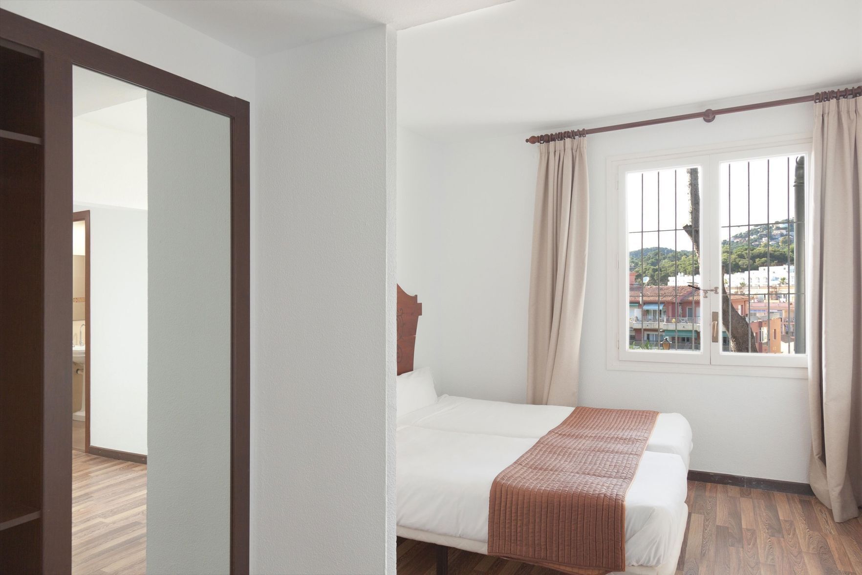 書桌、遮光布/窗簾、熨斗/熨衣板、免費無線上網