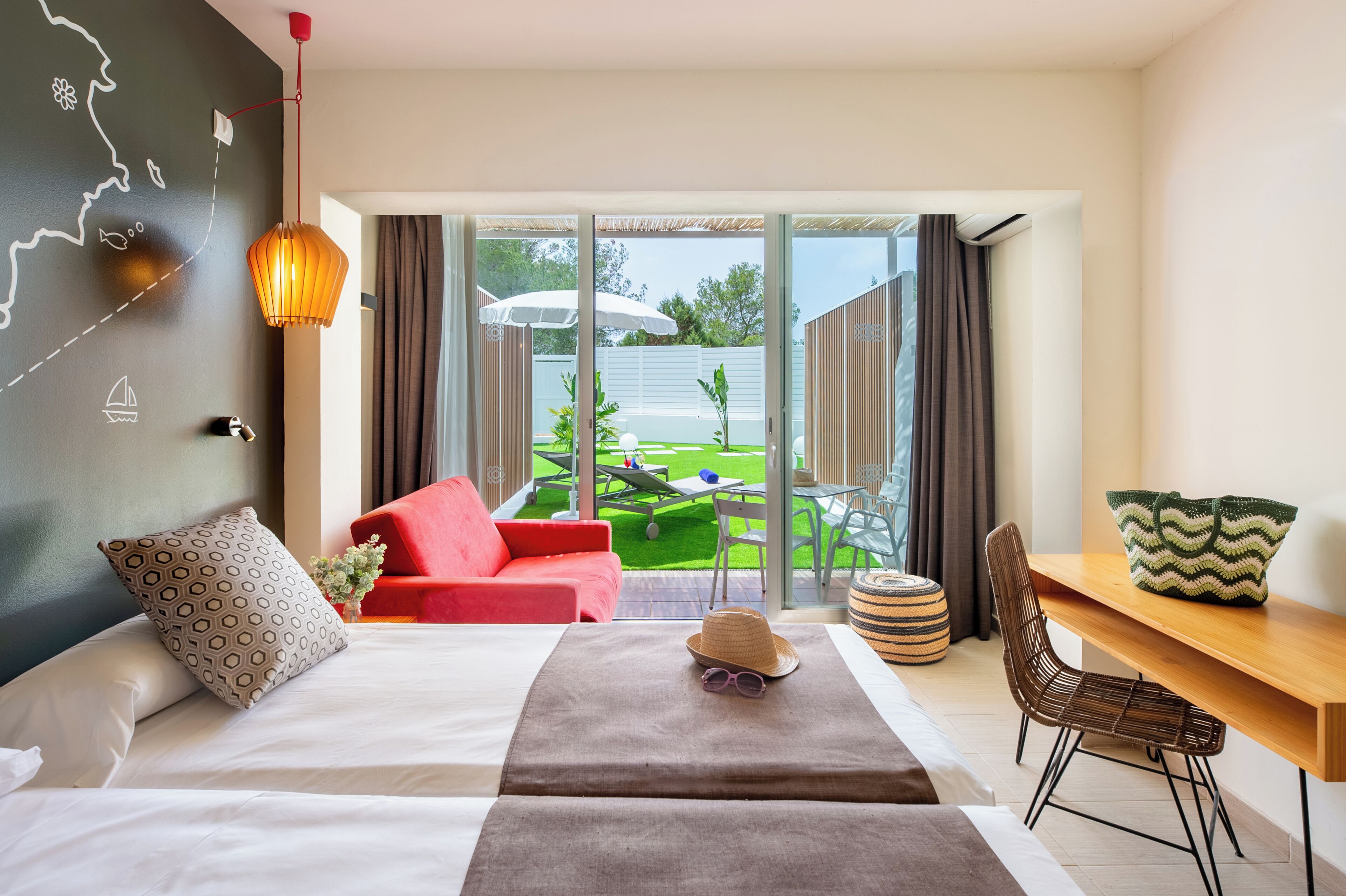 Habitación superior con 2 camas individuales | Caja de seguridad en la habitación, escritorio y wifi gratis 