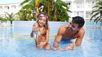 Alberca al aire libre y camastros