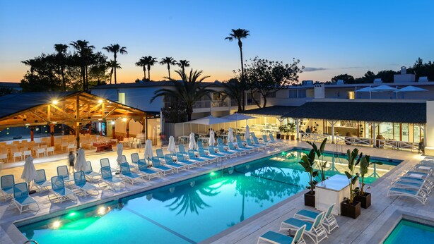 A pool area with lounge chairs, umbrellas, and a covered seating area. - Hotel Vibra Cala Tarida (Sant Josep de sa Talaia)