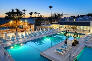 Outdoor pool, pool loungers