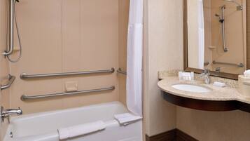 Un baño moderno con bañera, lavamanos y ducha.