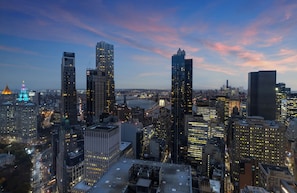 A cityscape with high-rise buildings, a bridge, and a river. - M Social Hotel New York Downtown  (New York)