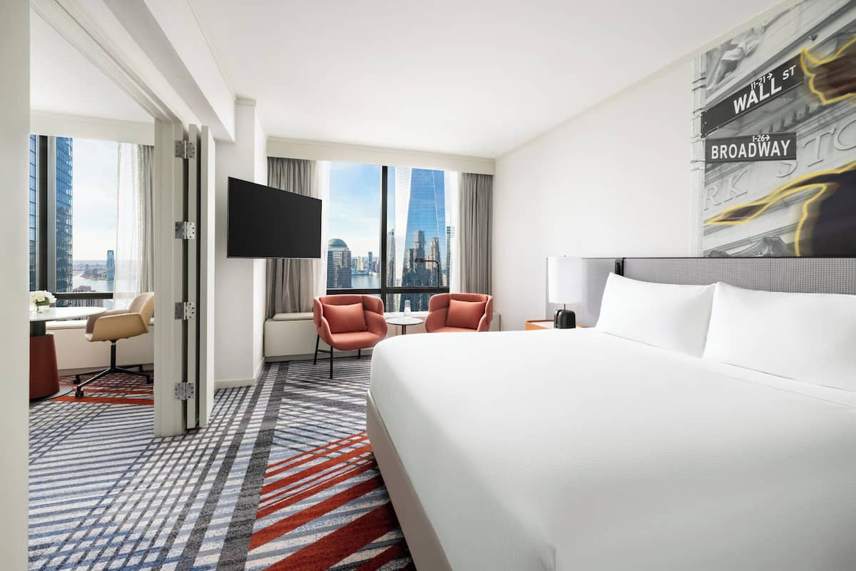 Familie suite, 1 kingsize bed met slaapbank, uitzicht op rivier | Luxe beddengoed, pillowtop-bedden, een kluis op de kamer, een bureau