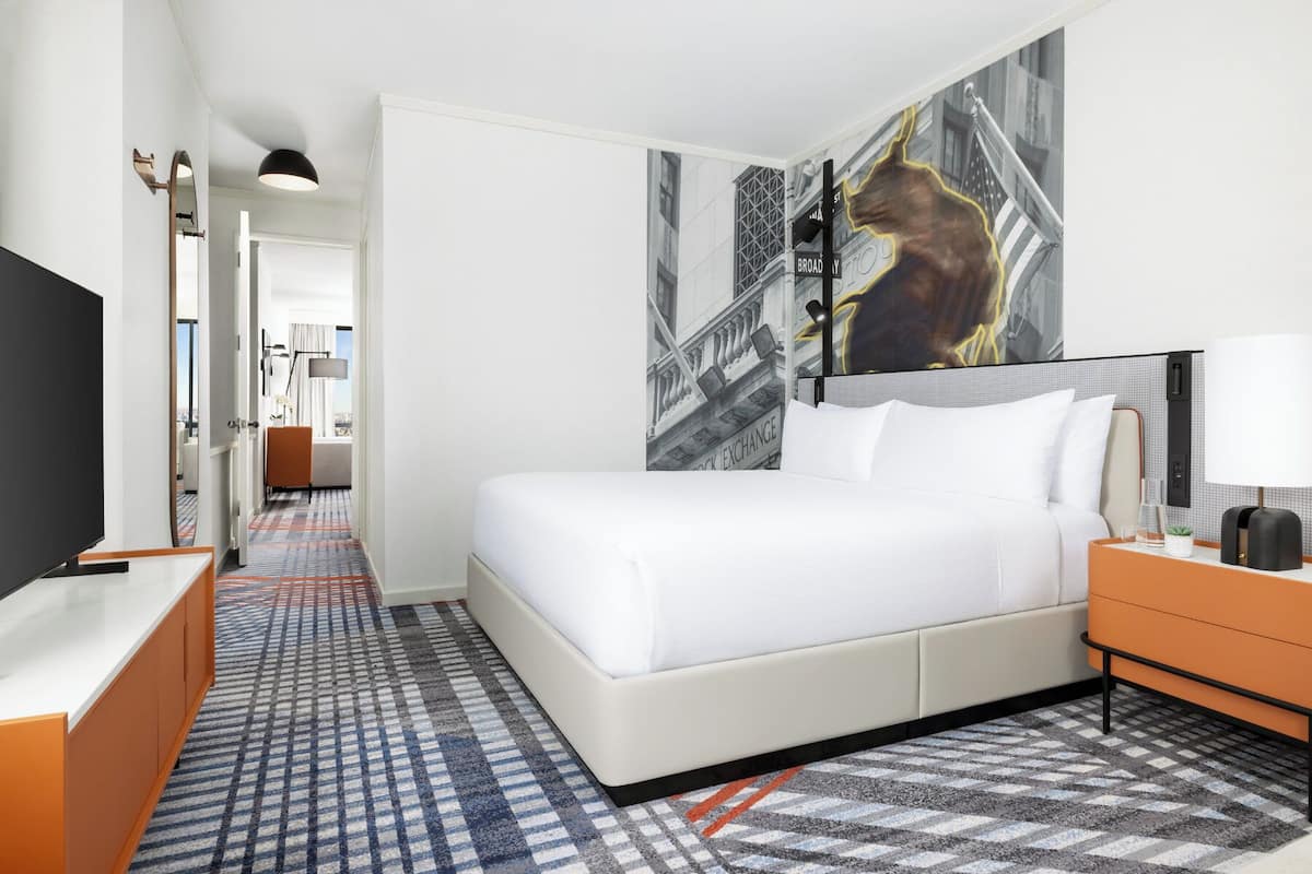 Panorama suite, 1 slaapkamer, uitzicht op stad | Luxe beddengoed, pillowtop-bedden, een kluis op de kamer, een bureau