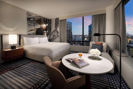 Panoramic Corner King - Brooklyn Bridge View - High Floor | 1 bedroom, premium bedding, pillowtop beds, in-room safe